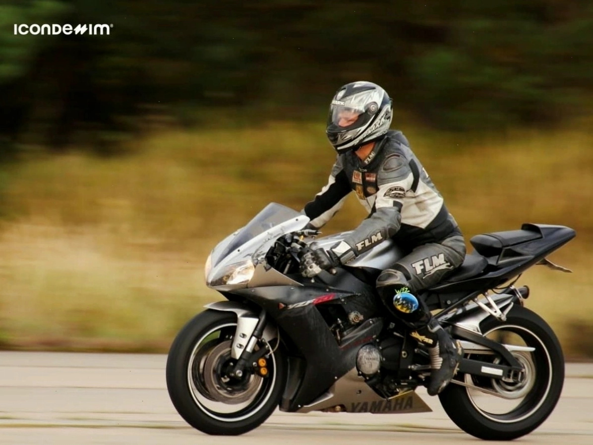 Hình ảnh một nữ biker tự tin trên chiếc xe mô tô phân khối lớn
