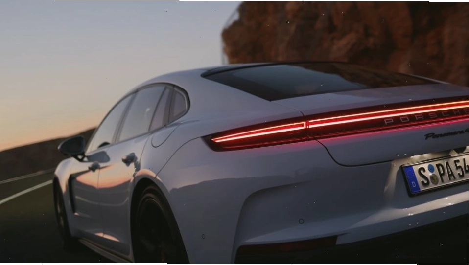 Hình ảnh tổng quan về thiết kế ngoại thất của Porsche Panamera 4S 2026