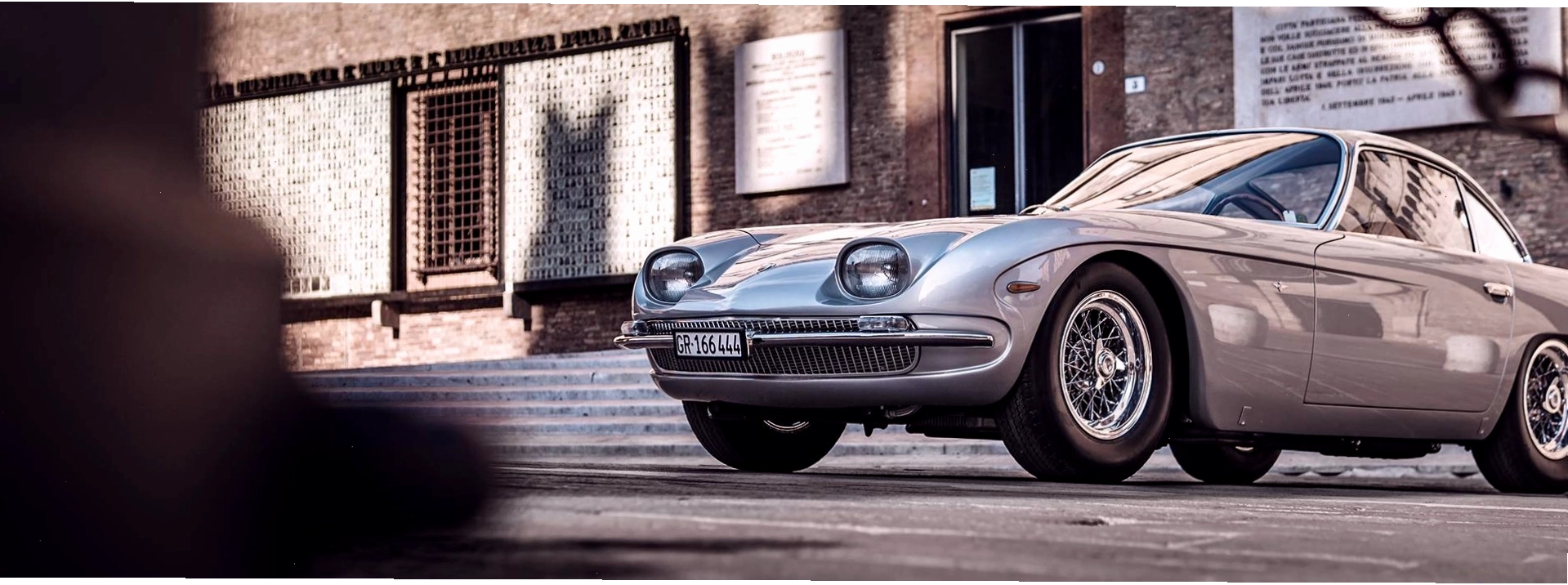 Hình ảnh tổng thể Lamborghini 350 GT màu xanh, biểu tượng lịch sử của Lamborghini