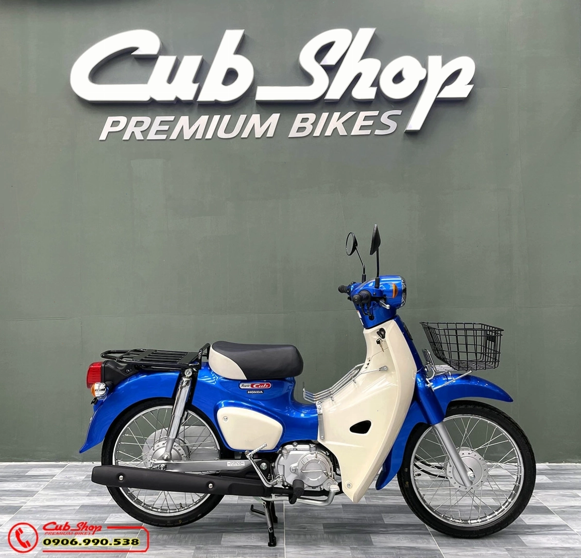 Hình ảnh xe Cub 50 Honda màu xanh trên đường phố