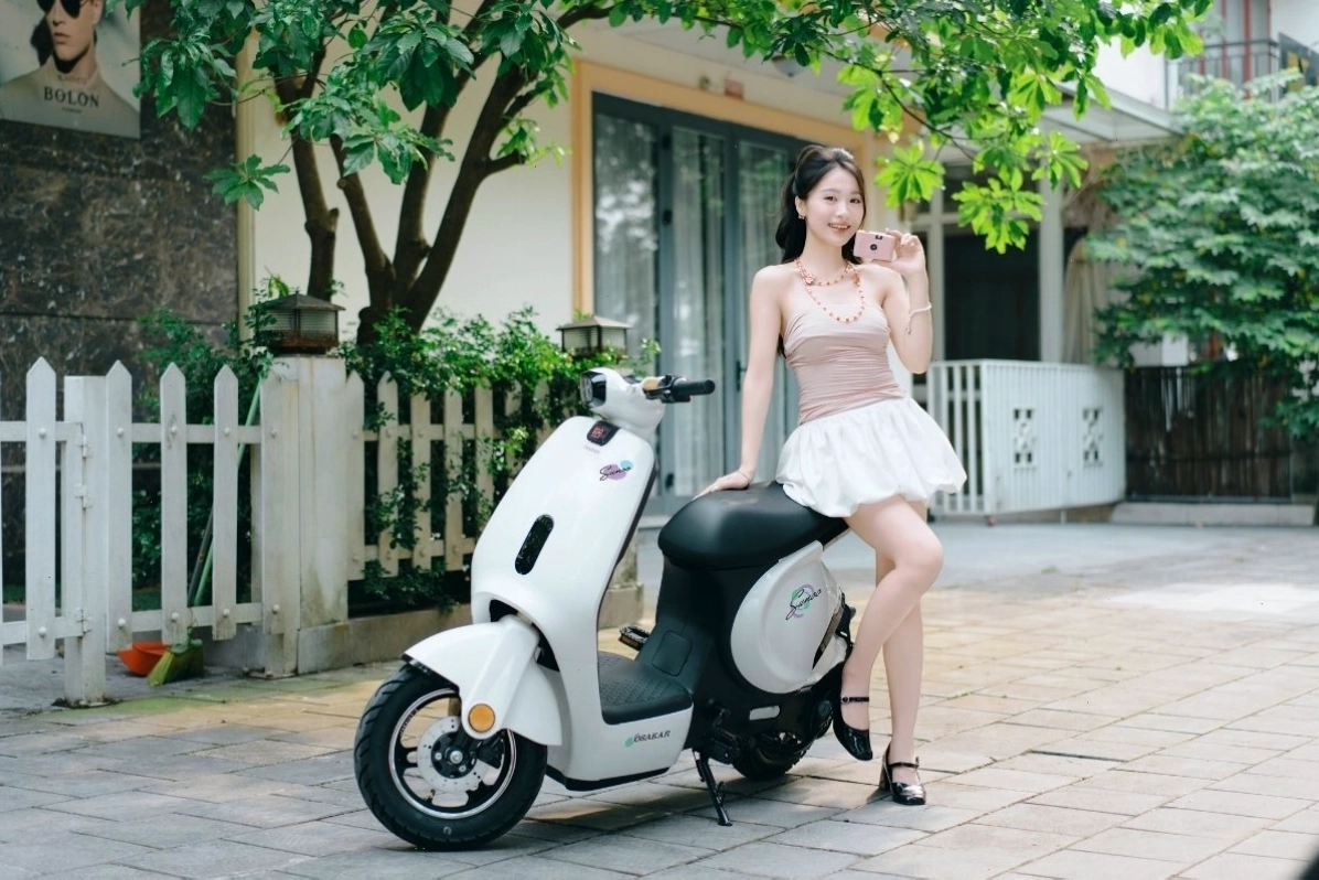 Học sinh đội mũ bảo hiểm khi sử dụng xe đạp điện