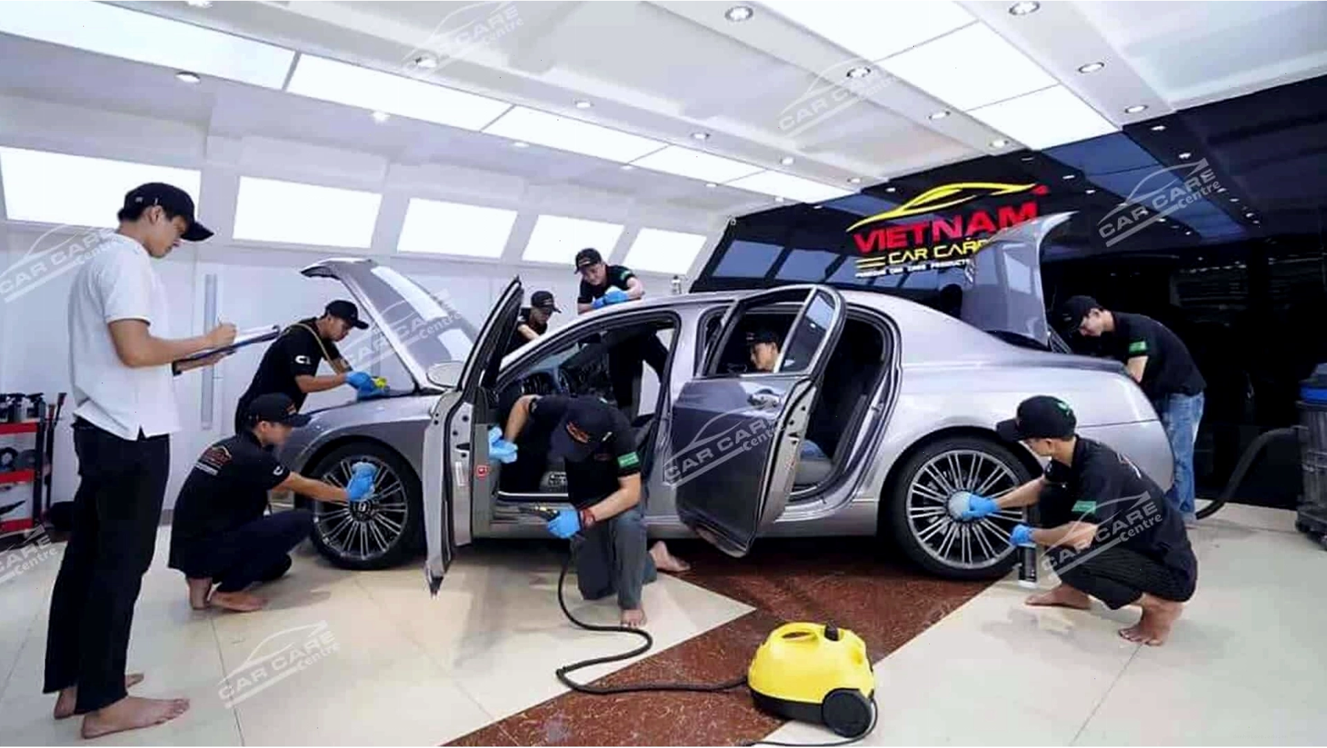 Học viên thực hành kỹ thuật car detailing tại trung tâm