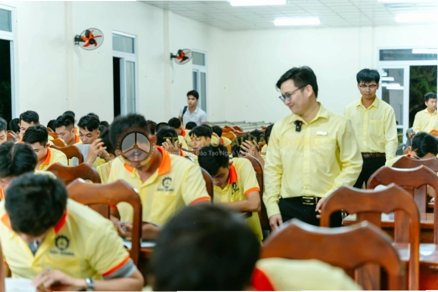 Học viên thực hành lái xe hạng A tại Trường Lái Xe Hậu Giang