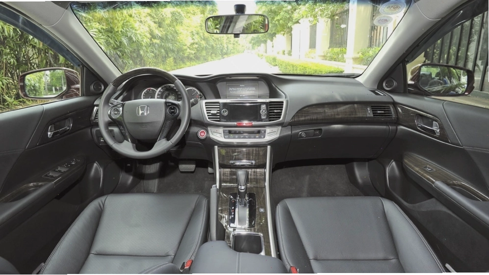 Honda Accord 2015 - góc nhìn trước xe