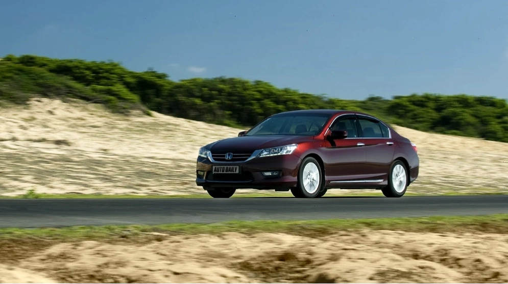 Honda Accord 2015 - thiết kế đèn hậu và đuôi xe