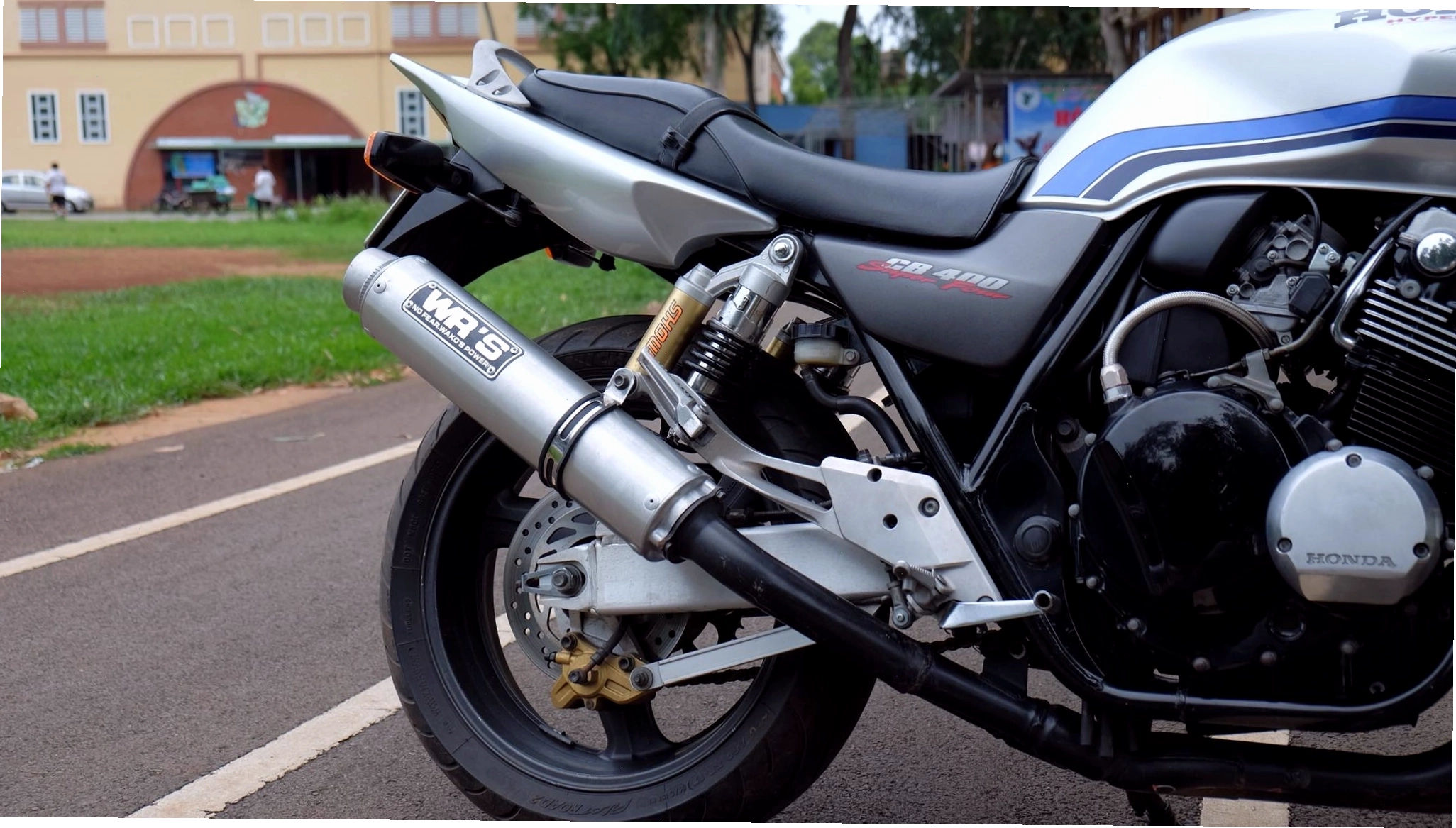 Honda CB400 Super Four trong điều kiện giao thông thực tế