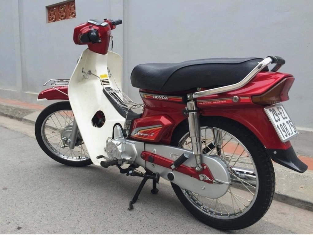 Honda Dream Thái đời đầu với thiết kế đặc trưng