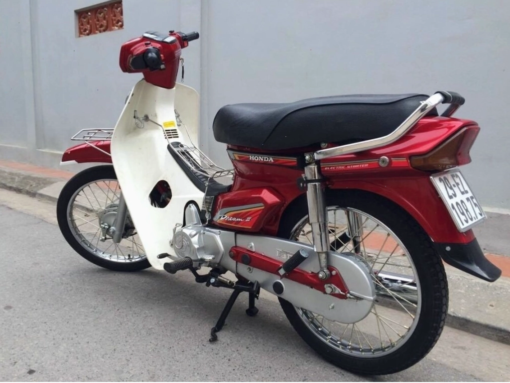 Honda Dream Thái năm 1995 với tem hồng và tem lửa