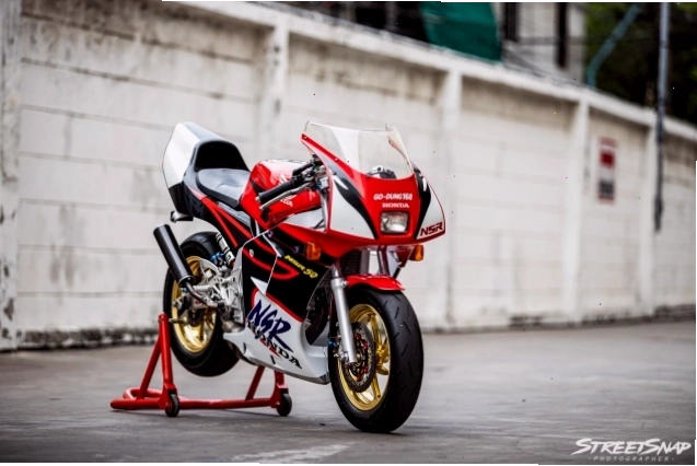 Honda NSR 50cc độ với dàn áo Repsol ấn tượng