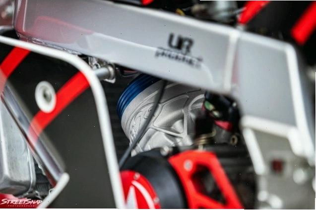 Honda NSR độ nổi bật với màu sắc sặc sỡ