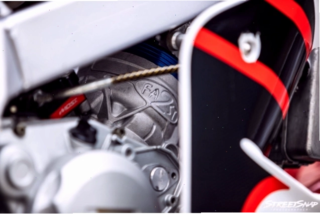 Honda NSR độ với ống xả tùy chỉnh