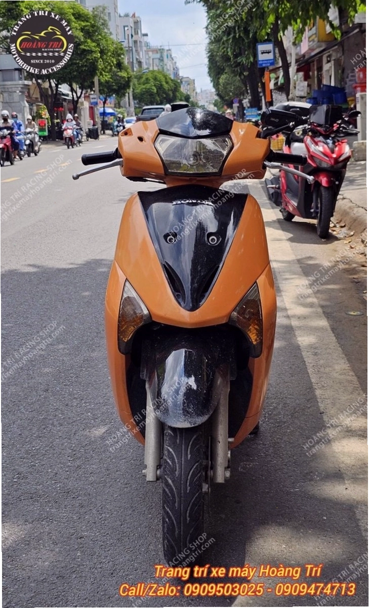 Honda SCR 125 với thiết kế thanh lịch, góc nhìn trực diện trước khi tân trang