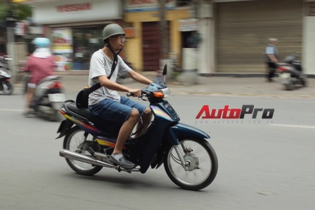 Honda Wave 100 phiên bản màu bạc tổng thể