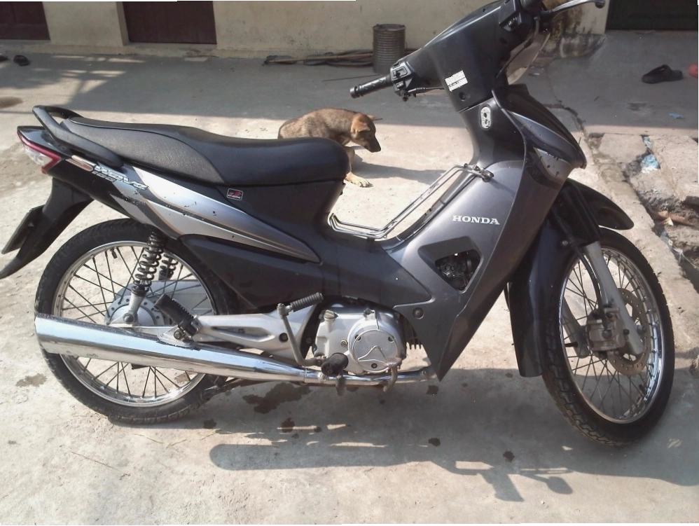 Honda Wave S 100 đỏ xám với thiết kế gọn gàng, phù hợp di chuyển trong đô thị