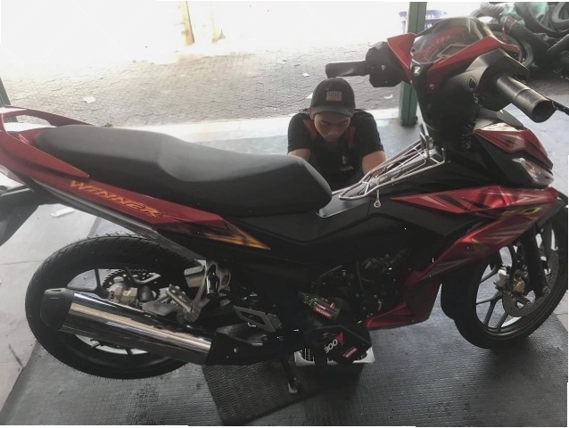 Hướng dẫn thay nhớt Motul 300V cho xe Honda Winner