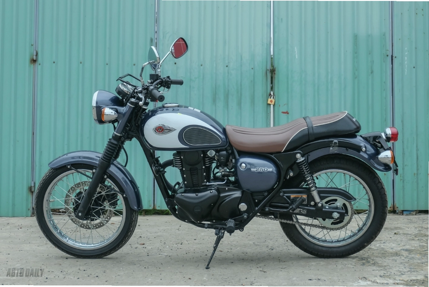 Kawasaki W250 màu đen với thiết kế tối giản