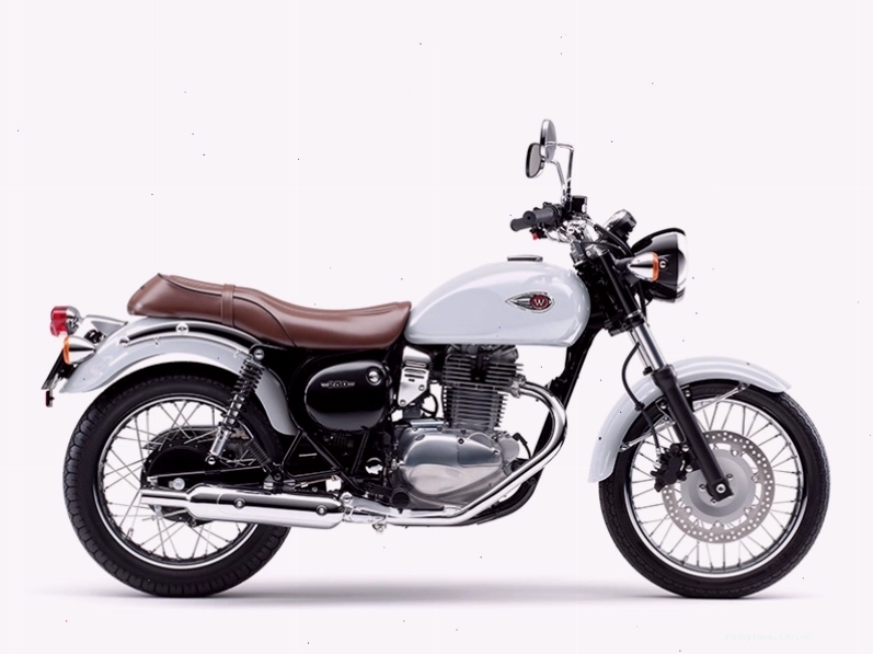 Kawasaki W250 màu trắng ngọc trai pha lê nhìn từ phía trước
