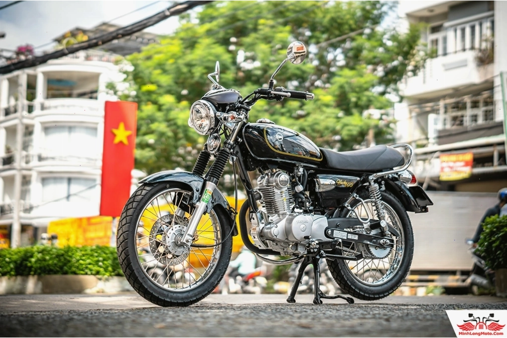 Khách hàng xem xét chi tiết xe SYM Husky 125