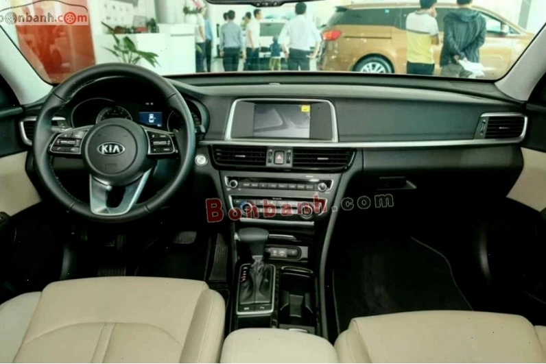 Khoang lái Kia Optima 2021 tập trung vào người lái với màn hình giải trí