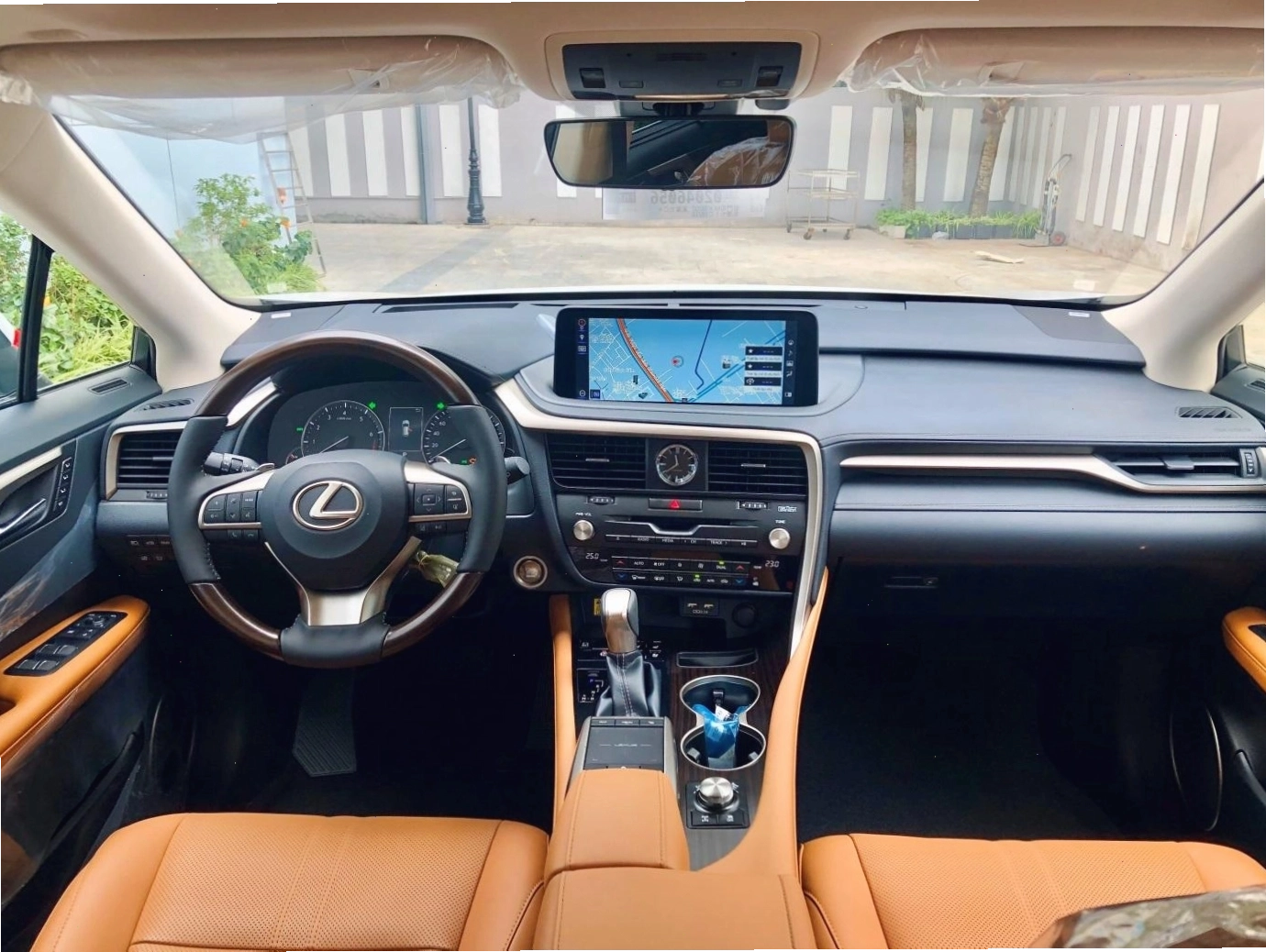 Khoang lái Lexus RX 300 với vô lăng đa chức năng