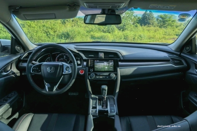Khoang lái rộng rãi của Honda Civic 2021