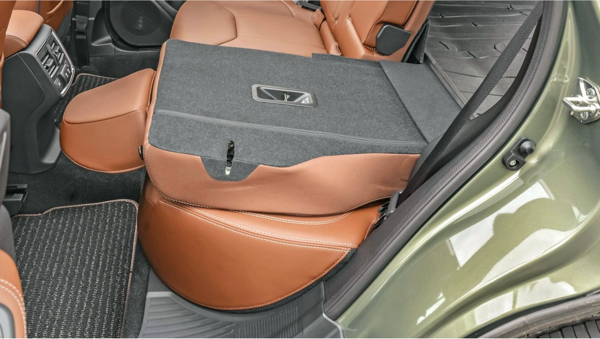 Khoang lái và bảng điều khiển trung tâm Subaru Forester 2019