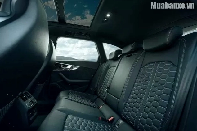 Khoang nội thất Audi RS4 với ghế ngồi thể thao ôm sát