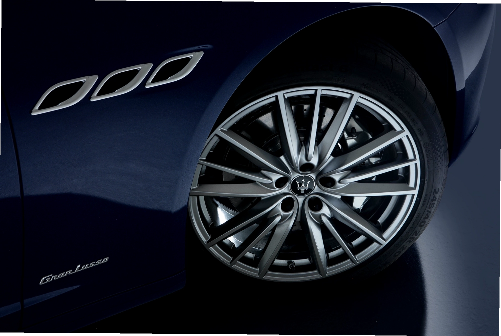 Khoang nội thất sang trọng của Maserati Quattroporte với ghế da cao cấp
