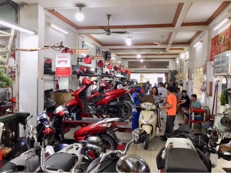 Không gian bên trong tiệm sửa chữa xe máy Tài Lũ