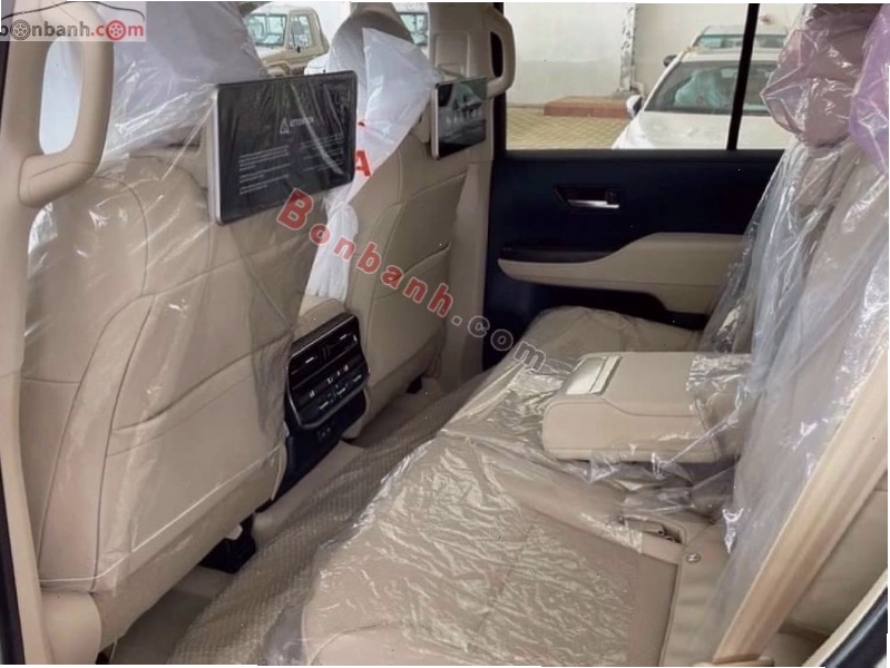 Không gian hàng ghế sau rộng rãi trên Land Cruiser 2026