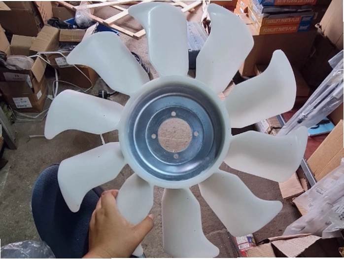 Khu vực trưng bày phụ tùng xe nâng, sẵn sàng phục vụ nhu cầu khách hàng