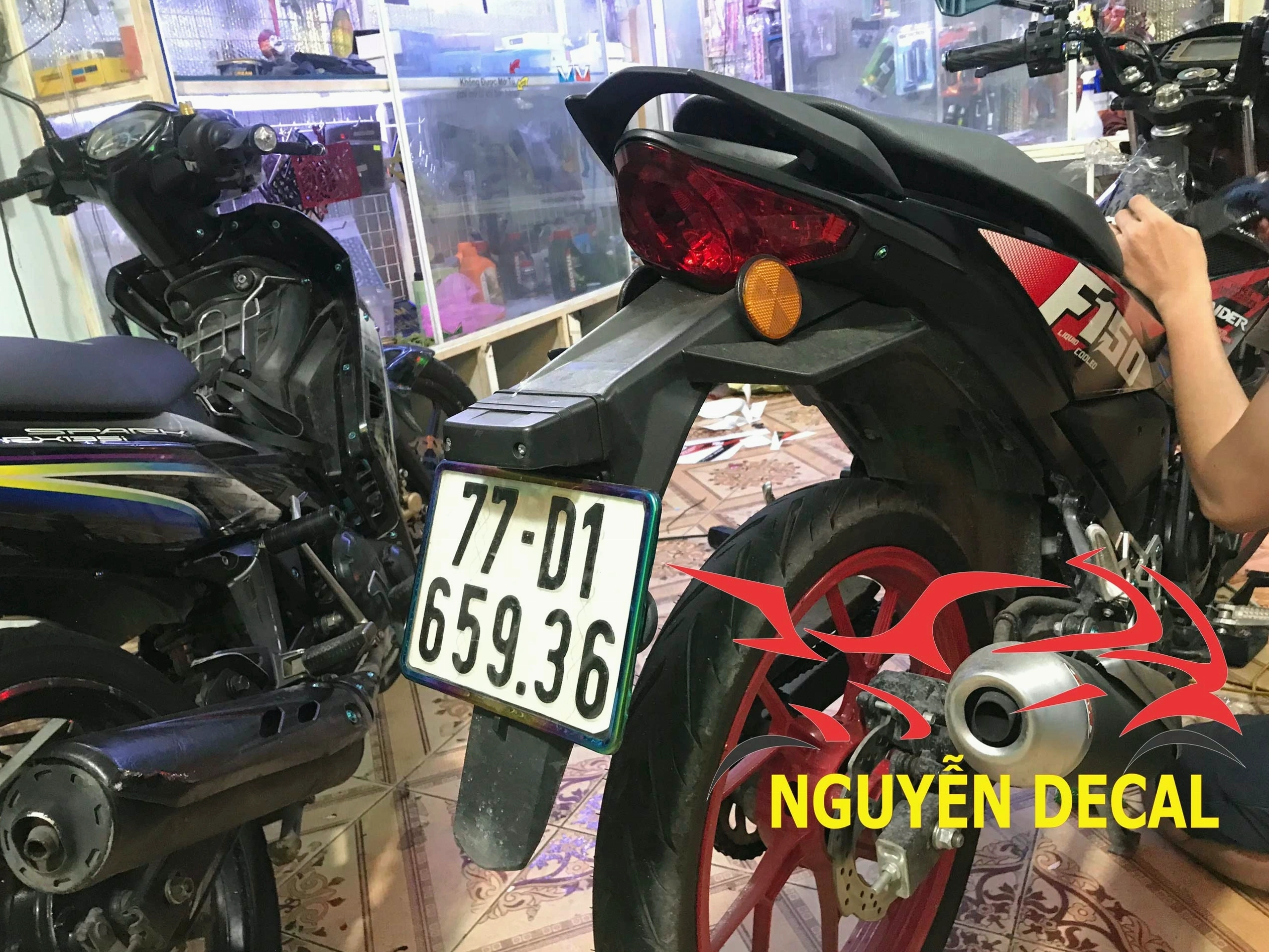 Khung ép biển số xe máy bằng titan