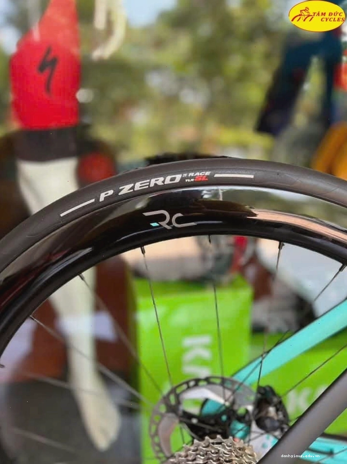 Khung sườn xe đạp Bianchi Oltre Pro với các đường nét góc cạnh, thể thao