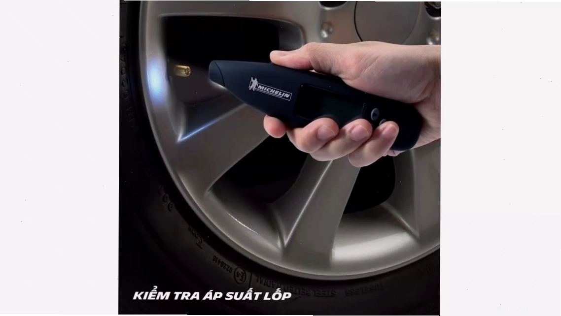 Kiểm tra áp suất lốp ô tô định kỳ bằng đồng hồ đo