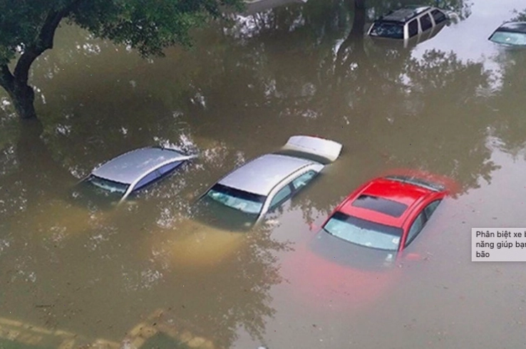 Kiểm tra khoang máy xe cẩn thận để phát hiện các dấu hiệu bất thường do ngập nước