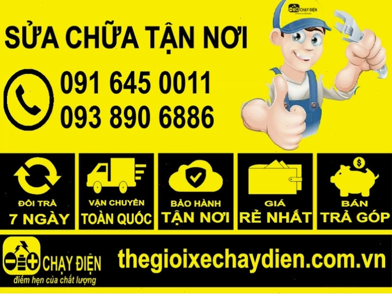 Kỹ thuật viên đang kiểm tra hệ thống phanh xe đạp điện