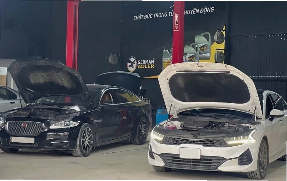 Kỹ thuật viên đang kiểm tra xe tại gara