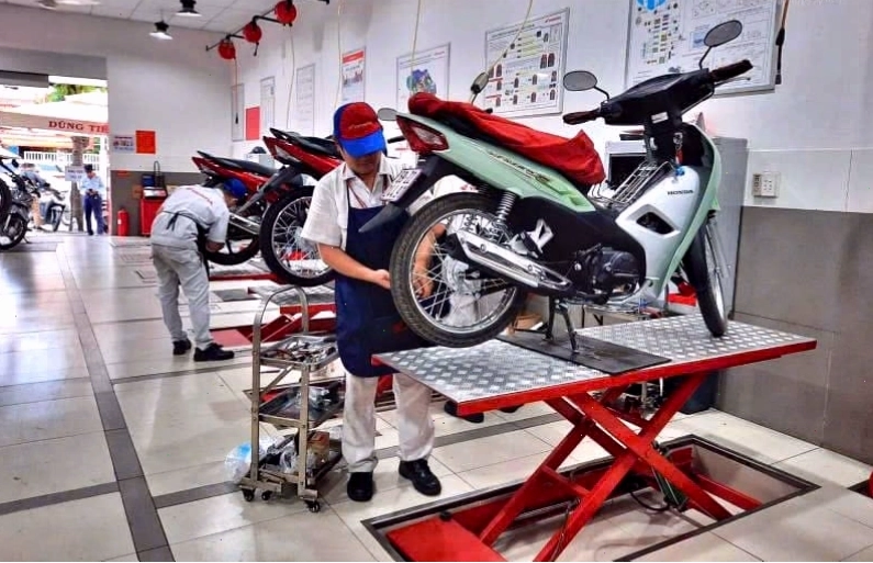Kỹ thuật viên đang sửa chữa xe Honda bị chết máy