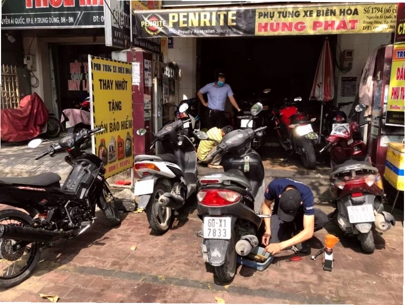 Kỹ thuật viên đang sửa chữa xe máy tại tiệm Hùng Phát