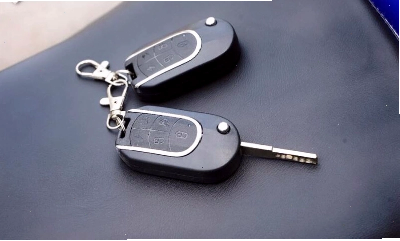 Kỹ thuật viên đang thực hiện làm lại chìa khóa smartkey cho xe máy