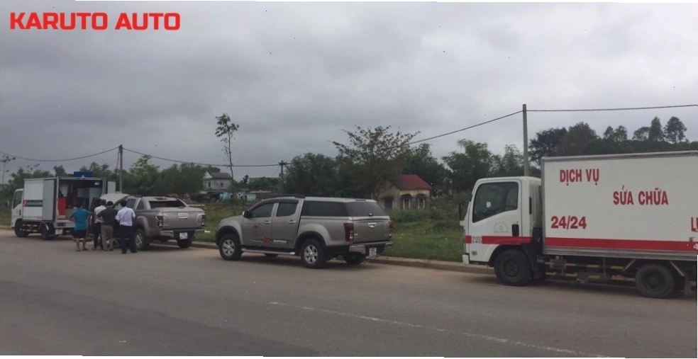 Kỹ thuật viên đang thực hiện vá lốp lưu động cho xe ô tô tại Đà Nẵng
