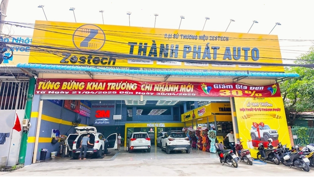 Kỹ thuật viên kiểm tra màn hình Zestech