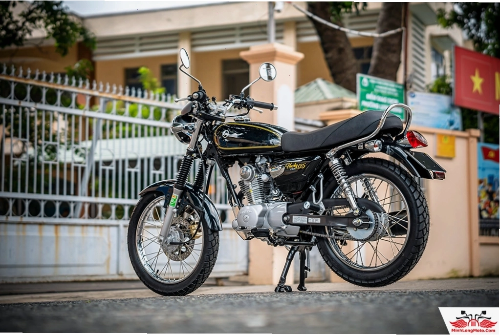 Kỹ thuật viên kiểm tra phanh xe SYM Husky 125