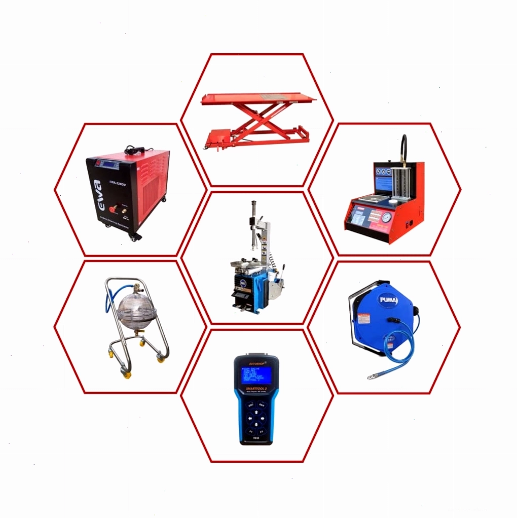 Kỹ thuật viên làm việc trên bàn nâng xe máy