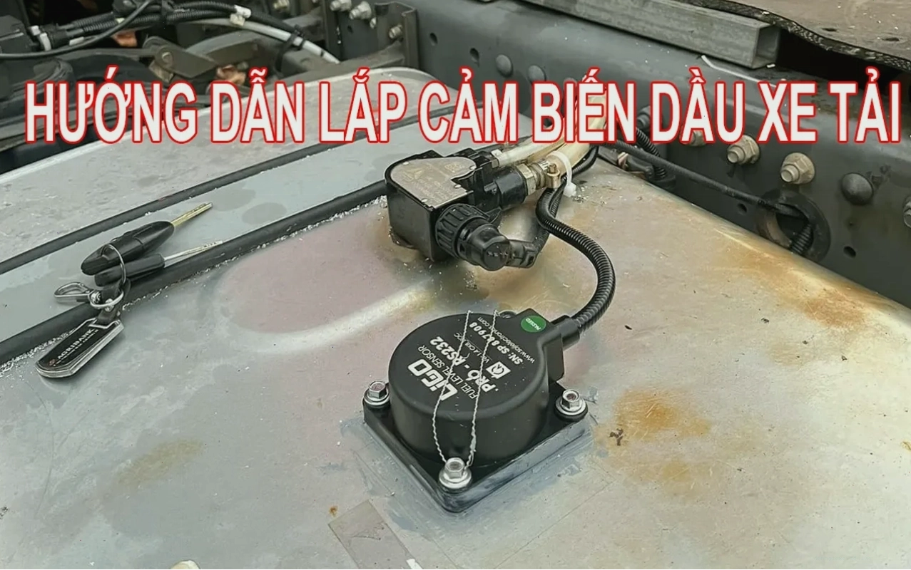 Kỹ thuật viên lắp đặt cảm biến nhiên liệu cho xe tải