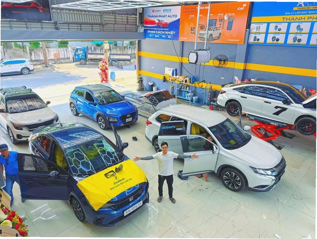 Kỹ thuật viên lắp đặt đèn bi gầm ô tô