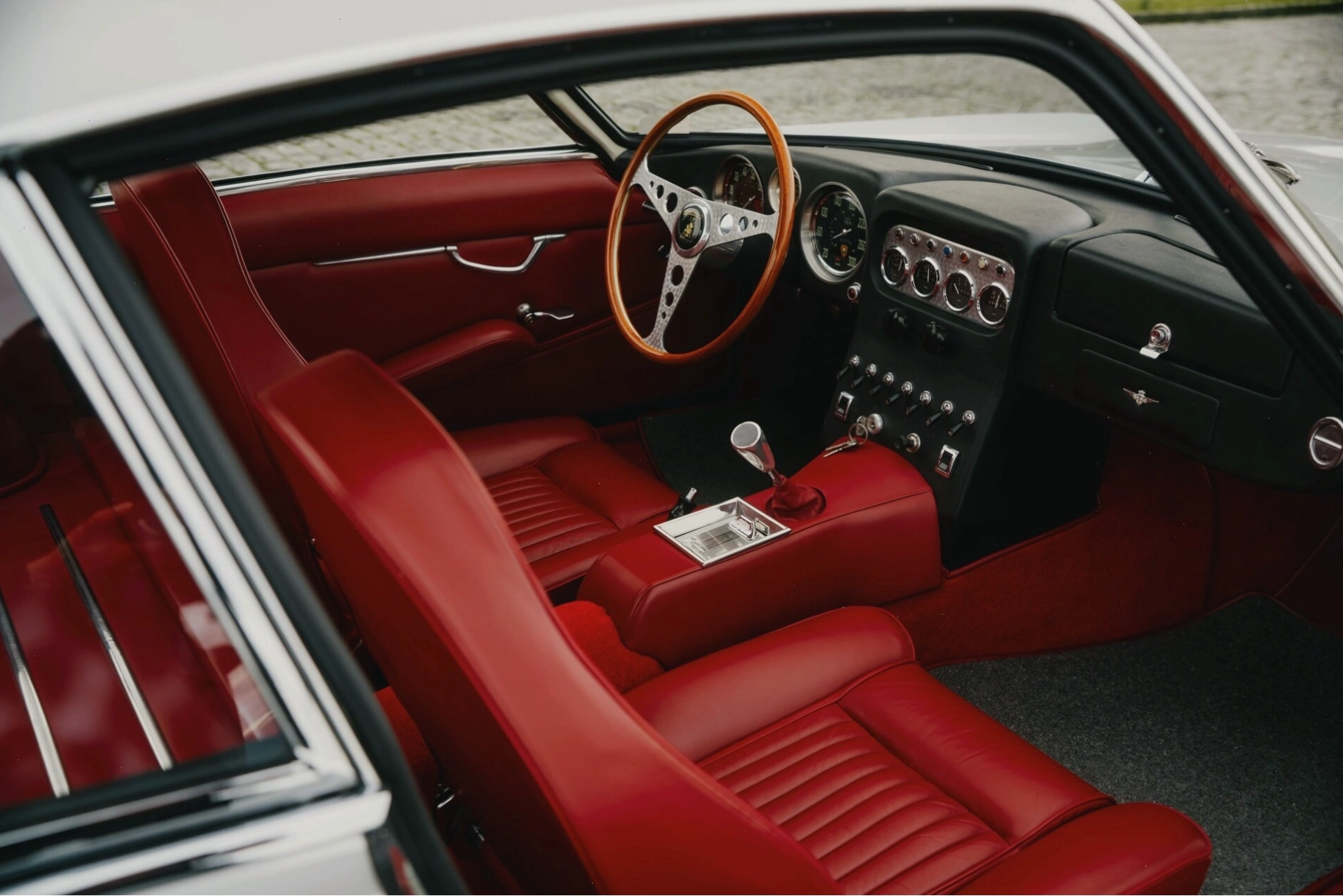 Lamborghini 350 GT đang di chuyển trên đường, thể hiện sự mạnh mẽ và uyển chuyển