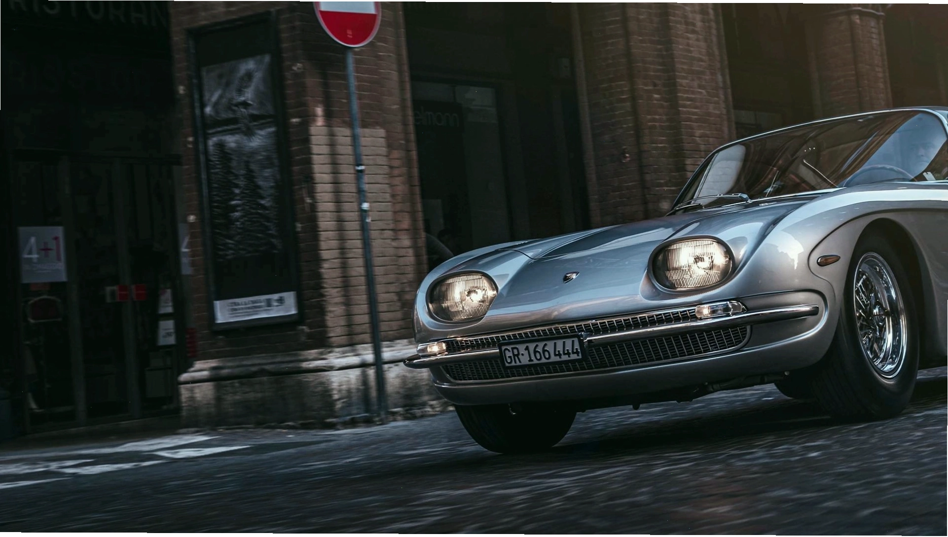 Lamborghini 350 GT màu đỏ nhìn từ góc thấp, tôn vinh vẻ đẹp thể thao cổ điển