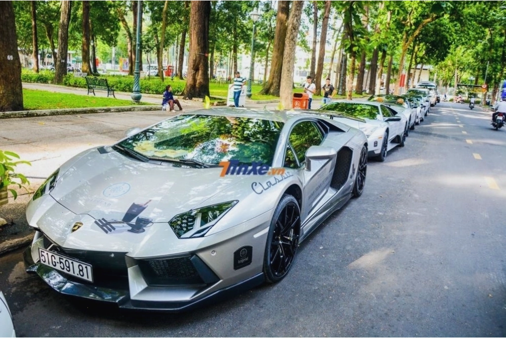 Lamborghini Aventador LP700-4 màu đen mạnh mẽ
