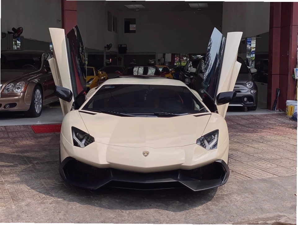 Lamborghini Aventador LP700-4 với thiết kế hầm hố đặc trưng